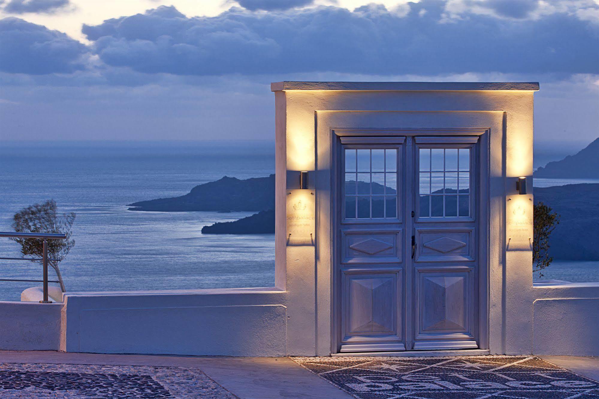 Двери в тир. Дверь к морю. Дверь в море. Открытая дверь в море. Дверь Санторини.